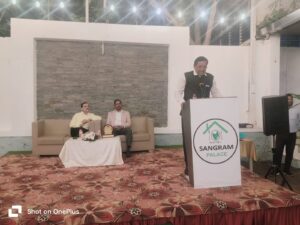 शिरुर दिनांक ( वार्ताहर ) बडी सोच व कडी मेहनत व पक्का इरादा असेल तर जीवनात यश नक्की मिळेल असा विश्वास प्रसिध्द उद्योजक लेखक व वक्ते एन . बी . धुमाळ यांनी व्यक्त केला. 