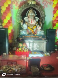 शिरूर दिनांक (वार्ताहर) गणपती बाप्पा मोरयाच्या जयघोषात शिरुर शहर परीसरात मोठ्या उत्सहात गणेश जयंती साजरी करण्यात आली . शहरातील प्रसिद्ध असणा-या हलवाई चौक गणेश मित्र मंडळाचा हलवाई गणेशाच्या दर्शनासाठी मोठ्या संख्येने भाविकांची गर्दी झाली होती. नवसाला पावणा-या अशी ख्याती असणा-या हलवाई गणेशास विविध चांदीचे दागिने अर्पण करण्यात आले आहे. गणेश जयंती निमित्त हलवाई गणेश मंदिरावर रोषणाई करण्यात आली होती. त्याच बरोबर संगमरवरी असणा-या मंदिरावर आकर्षक अशी रंगरंगोटी करण्यात आली होती . गणेश जयंती निमित्त महाप्रसादाचे आयोजन करण्यात आले होते . हलवाई गणेश मित्र मंडळाने काही वर्षापूर्वी गणेशोत्सव काळात विसर्जन मिरवणूक साध्या पद्धतीने काढून त्यातून वाचलेल्या खर्चातून परिसरात ९ सीसीटीव्ही कॅमेरे बसविले आहेत. त्याच बरोबर शालेय विद्यार्थ्यांना शालेय साहित्य वाटप सह महिलासाठी महाआरती व विविध सामाजिक उपक्रम मंडळाच्या वतीने राबविले जात असतात. दरम्यान गणेश जयंतीनिमित्त शहरातील छत्रपती संभाजी गणेश मित्र मंडळ संभाजीनगर (हुडको कॉलनी) यांच्या वतीने माहेर संस्था तसे सिंधूताई सपकाळ यांच्या मनशांती छात्रालय याठिकाणी भोजन देण्यात आले . सुवर्ण युग गणेश मित्र मंडळ , युवा संघर्ष गणेश मित्र मंडळ मुंबई बाजार , आझाद हिंद गणेश मित्र मंडळ सुभाष चौक ,छत्रपती शिवाजी गणेश मित्र मंडळ लाटेआळी येथे ही गणेश जयंती निमित्त गणेश याग ,भजन, महाआरती महाप्रसाद अश्या विविध धार्मिक कार्यक्रमाचे आयोजन करण्यात आले होते. कुंभार आळीतील विठठल मंदिरातील श्री गणेशाच्या मुर्तीची भव्य अशी मिरवणुक गणेश जयंतीनिमित्त काढण्यात आली यात मोठ्या संख्येने महिला भाविक सहभागी झाल्या होत्या .दरम्यान अष्टविनायका पैकी एक असणा-या रांजणगाव गणपती येथील महागणपतीचा मंदिरात ही दर्शनासाठी भाविकांनी गर्दी केली होती. फोटो ओळी हलवाई गणेश मुर्ती