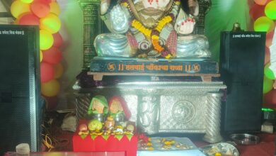 शिरूर दिनांक (वार्ताहर) गणपती बाप्पा मोरयाच्या जयघोषात शिरुर शहर परीसरात मोठ्या उत्सहात गणेश जयंती साजरी करण्यात आली . शहरातील प्रसिद्ध असणा-या हलवाई चौक गणेश मित्र मंडळाचा हलवाई गणेशाच्या दर्शनासाठी मोठ्या संख्येने भाविकांची गर्दी झाली होती. नवसाला पावणा-या अशी ख्याती असणा-या हलवाई गणेशास विविध चांदीचे दागिने अर्पण करण्यात आले आहे. गणेश जयंती निमित्त हलवाई गणेश मंदिरावर रोषणाई करण्यात आली होती. त्याच बरोबर संगमरवरी असणा-या मंदिरावर आकर्षक अशी रंगरंगोटी करण्यात आली होती . गणेश जयंती निमित्त महाप्रसादाचे आयोजन करण्यात आले होते . हलवाई गणेश मित्र मंडळाने काही वर्षापूर्वी गणेशोत्सव काळात विसर्जन मिरवणूक साध्या पद्धतीने काढून त्यातून वाचलेल्या खर्चातून परिसरात ९ सीसीटीव्ही कॅमेरे बसविले आहेत. त्याच बरोबर शालेय विद्यार्थ्यांना शालेय साहित्य वाटप सह महिलासाठी महाआरती व विविध सामाजिक उपक्रम मंडळाच्या वतीने राबविले जात असतात. दरम्यान गणेश जयंतीनिमित्त शहरातील छत्रपती संभाजी गणेश मित्र मंडळ संभाजीनगर (हुडको कॉलनी) यांच्या वतीने माहेर संस्था तसे सिंधूताई सपकाळ यांच्या मनशांती छात्रालय याठिकाणी भोजन देण्यात आले . सुवर्ण युग गणेश मित्र मंडळ , युवा संघर्ष गणेश मित्र मंडळ मुंबई बाजार , आझाद हिंद गणेश मित्र मंडळ सुभाष चौक ,छत्रपती शिवाजी गणेश मित्र मंडळ लाटेआळी येथे ही गणेश जयंती निमित्त गणेश याग ,भजन, महाआरती महाप्रसाद अश्या विविध धार्मिक कार्यक्रमाचे आयोजन करण्यात आले होते. कुंभार आळीतील विठठल मंदिरातील श्री गणेशाच्या मुर्तीची भव्य अशी मिरवणुक गणेश जयंतीनिमित्त काढण्यात आली यात मोठ्या संख्येने महिला भाविक सहभागी झाल्या होत्या .दरम्यान अष्टविनायका पैकी एक असणा-या रांजणगाव गणपती येथील महागणपतीचा मंदिरात ही दर्शनासाठी भाविकांनी गर्दी केली होती. फोटो ओळी हलवाई गणेश मुर्ती