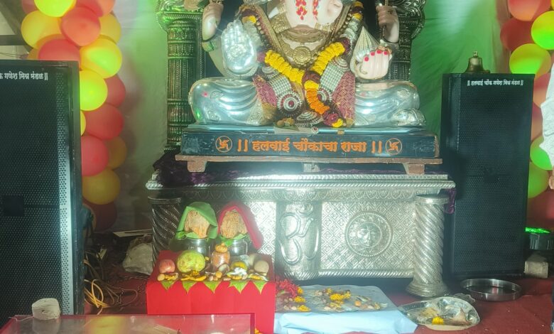 शिरूर दिनांक (वार्ताहर) गणपती बाप्पा मोरयाच्या जयघोषात शिरुर शहर परीसरात मोठ्या उत्सहात गणेश जयंती साजरी करण्यात आली . शहरातील प्रसिद्ध असणा-या हलवाई चौक गणेश मित्र मंडळाचा हलवाई गणेशाच्या दर्शनासाठी मोठ्या संख्येने भाविकांची गर्दी झाली होती. नवसाला पावणा-या अशी ख्याती असणा-या हलवाई गणेशास विविध चांदीचे दागिने अर्पण करण्यात आले आहे. गणेश जयंती निमित्त हलवाई गणेश मंदिरावर रोषणाई करण्यात आली होती. त्याच बरोबर संगमरवरी असणा-या मंदिरावर आकर्षक अशी रंगरंगोटी करण्यात आली होती . गणेश जयंती निमित्त महाप्रसादाचे आयोजन करण्यात आले होते . हलवाई गणेश मित्र मंडळाने काही वर्षापूर्वी गणेशोत्सव काळात विसर्जन मिरवणूक साध्या पद्धतीने काढून त्यातून वाचलेल्या खर्चातून परिसरात ९ सीसीटीव्ही कॅमेरे बसविले आहेत. त्याच बरोबर शालेय विद्यार्थ्यांना शालेय साहित्य वाटप सह महिलासाठी महाआरती व विविध सामाजिक उपक्रम मंडळाच्या वतीने राबविले जात असतात. दरम्यान गणेश जयंतीनिमित्त शहरातील छत्रपती संभाजी गणेश मित्र मंडळ संभाजीनगर (हुडको कॉलनी) यांच्या वतीने माहेर संस्था तसे सिंधूताई सपकाळ यांच्या मनशांती छात्रालय याठिकाणी भोजन देण्यात आले . सुवर्ण युग गणेश मित्र मंडळ , युवा संघर्ष गणेश मित्र मंडळ मुंबई बाजार , आझाद हिंद गणेश मित्र मंडळ सुभाष चौक ,छत्रपती शिवाजी गणेश मित्र मंडळ लाटेआळी येथे ही गणेश जयंती निमित्त गणेश याग ,भजन, महाआरती महाप्रसाद अश्या विविध धार्मिक कार्यक्रमाचे आयोजन करण्यात आले होते. कुंभार आळीतील विठठल मंदिरातील श्री गणेशाच्या मुर्तीची भव्य अशी मिरवणुक गणेश जयंतीनिमित्त काढण्यात आली यात मोठ्या संख्येने महिला भाविक सहभागी झाल्या होत्या .दरम्यान अष्टविनायका पैकी एक असणा-या रांजणगाव गणपती येथील महागणपतीचा मंदिरात ही दर्शनासाठी भाविकांनी गर्दी केली होती. फोटो ओळी हलवाई गणेश मुर्ती