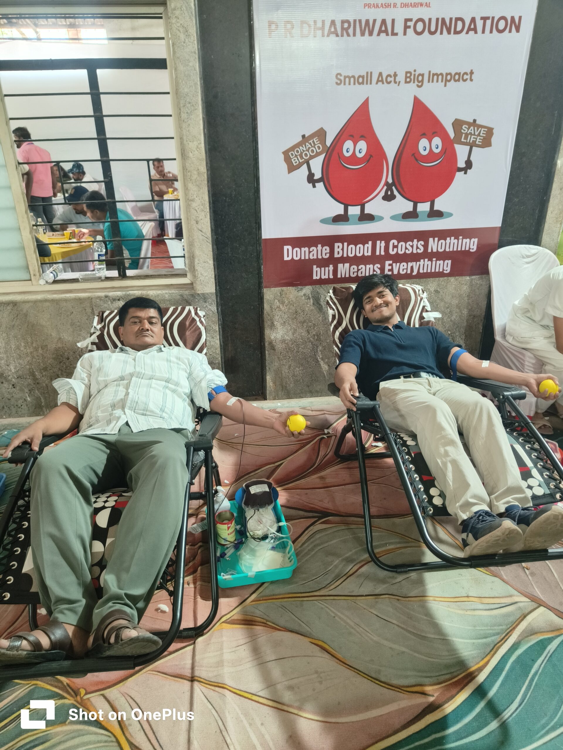 रक्तदान शिबीर मध्ये रक्तदान करताना आनंद नागरी पतसंस्थेचे संचालक देवल शहा व चिरंजीव मिहीर शहा हे पितापुत्र 