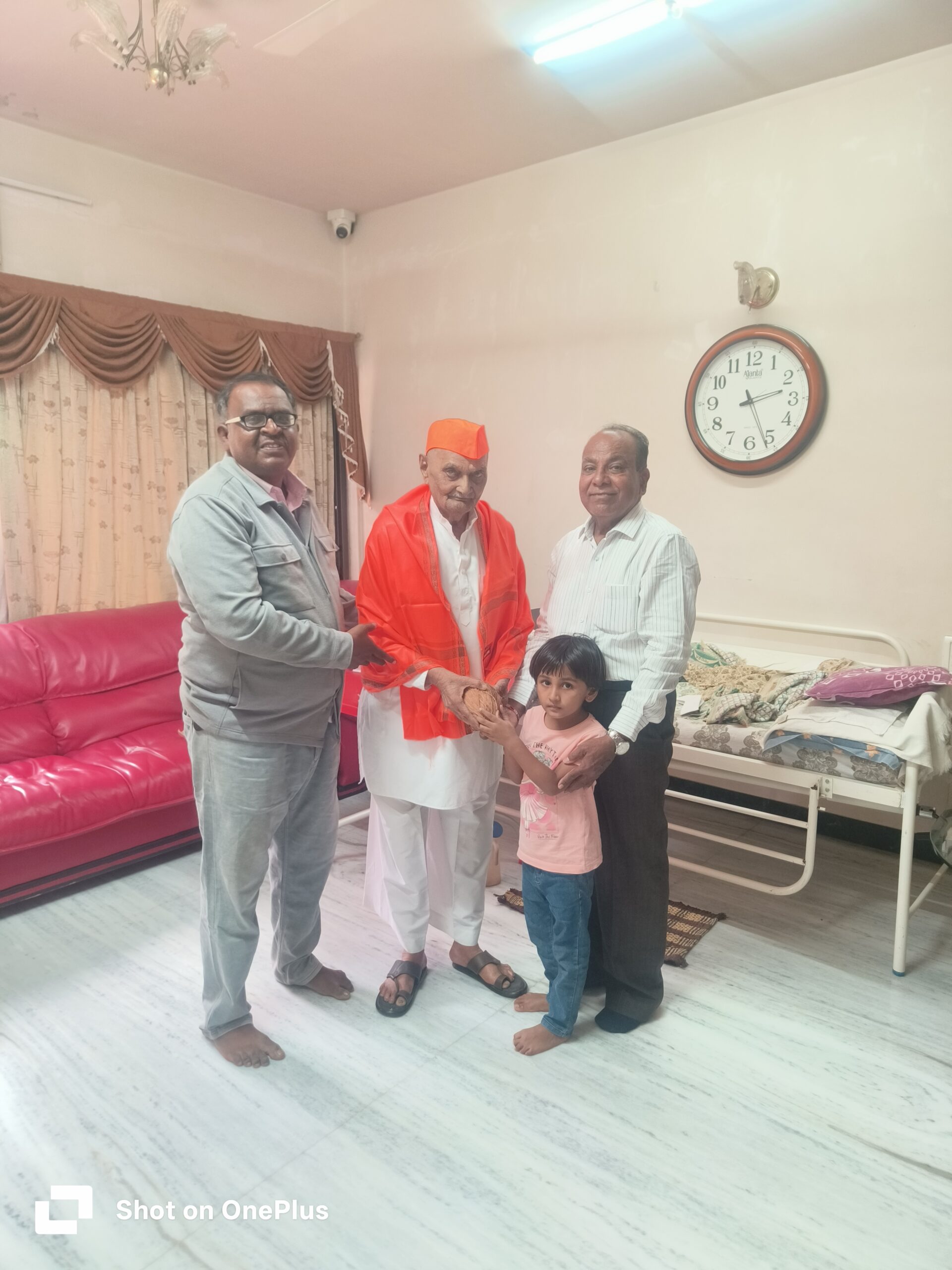  माजी मुख्याध्यापक दत्तात्रेय राजे निंबाळकर यांच्या गुरु पौर्णिमेचा निमित्ताने सन्मान करताना 