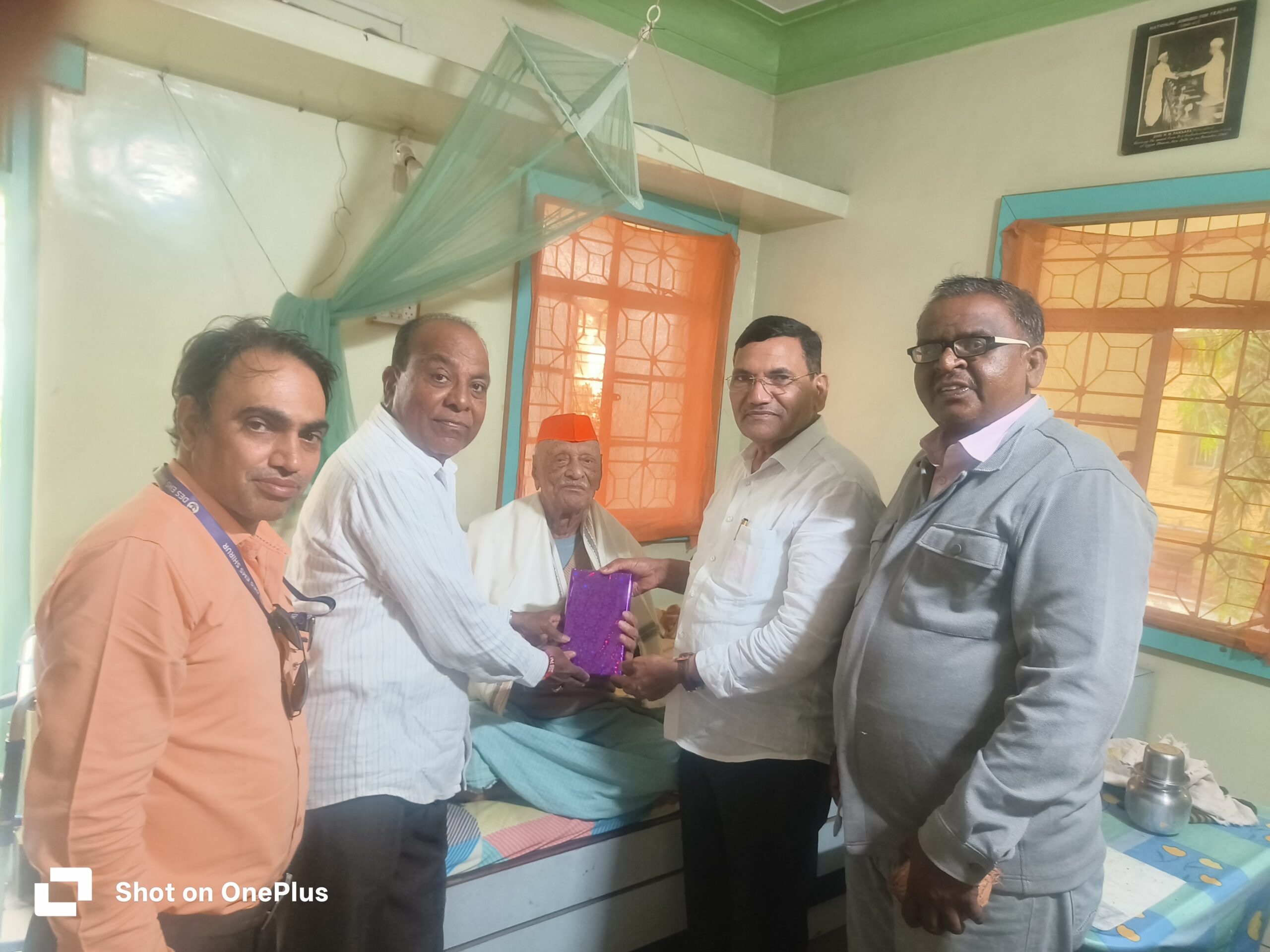राष्ट्रपती पुरस्कार प्राप्त माजी मुख्याध्यापक हरिभाऊ पानसरे गुरुजी यांच्या गुरु पौर्णिमेचनिमित्त व १०० व्या वाढदिवसाच्या निमित्ताने सन्मान करताना 