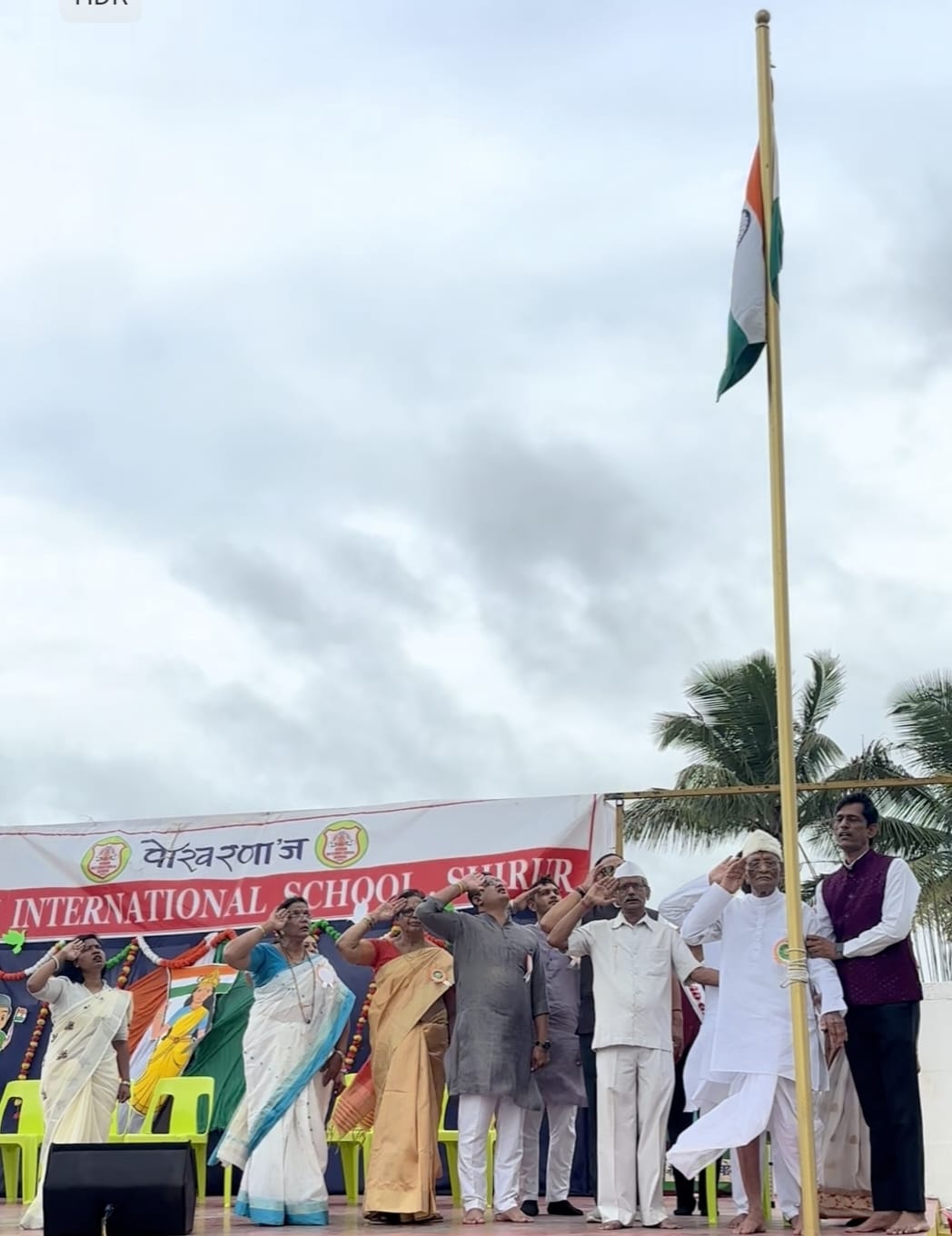व्हिजन इंटरनॅशनल स्कूल येथे राष्ट्रपती पुरस्कार प्राप्त आदर्श शिक्षक व वयाची शताब्दी पूर्ण केलेले हरिभाऊ पानसरे गुरुजी यांच्या हस्ते ध्वजारोहण करण्यात आले 